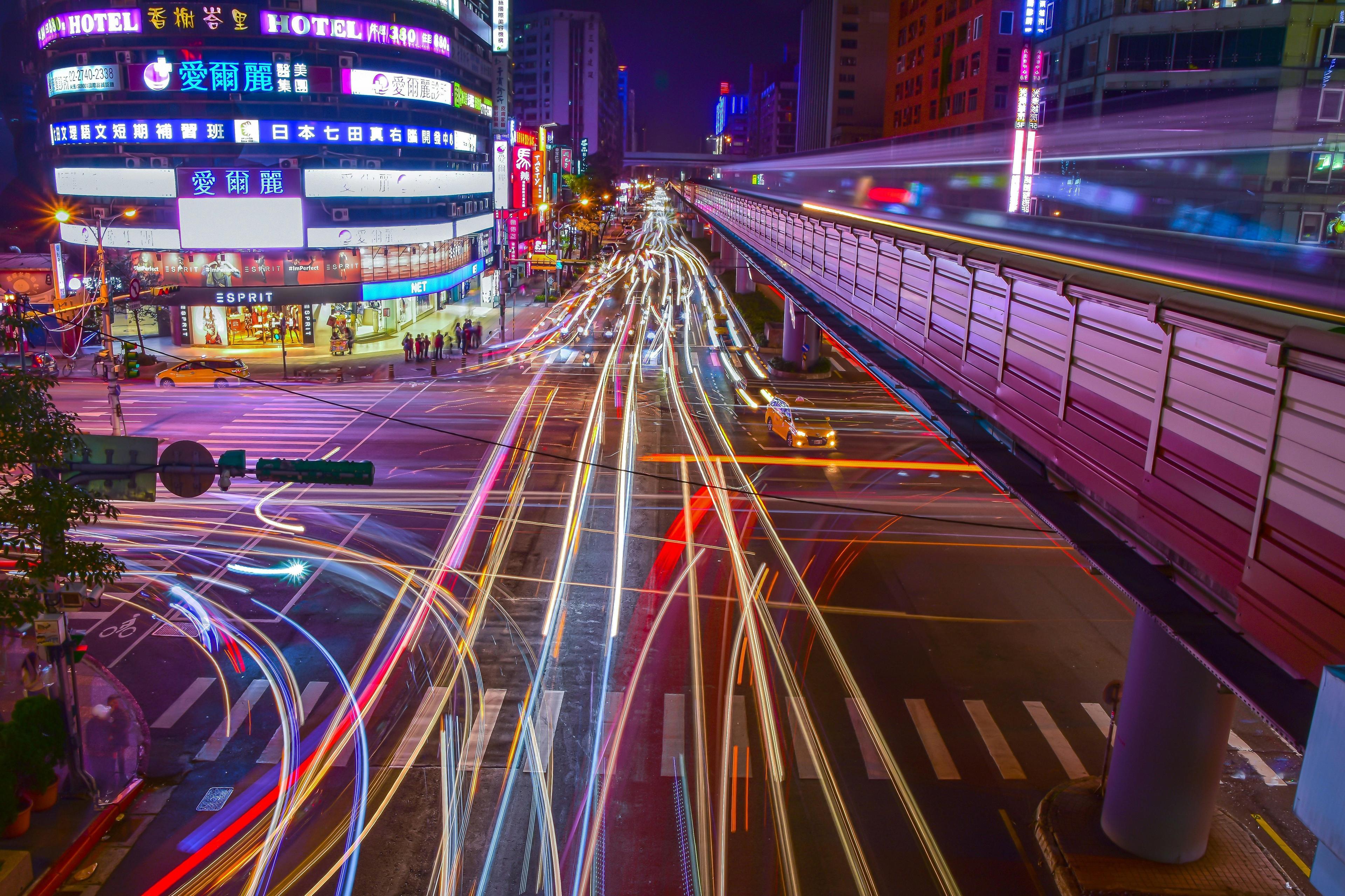Image of a busy avenue